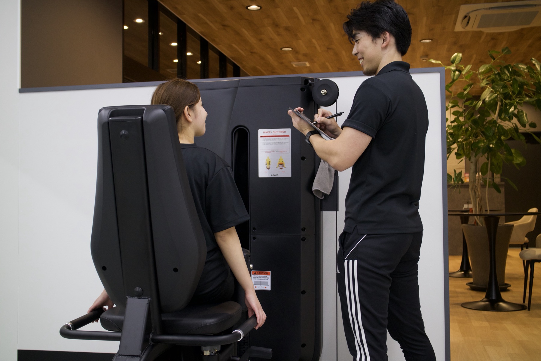 トレーナーとトレーニング内容を確認する会員